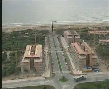 El nuevo tramo de la avenida del mar de Gavà Mar con tres de los cuatro bloques que actualmente existen, en construcción (año 2000)